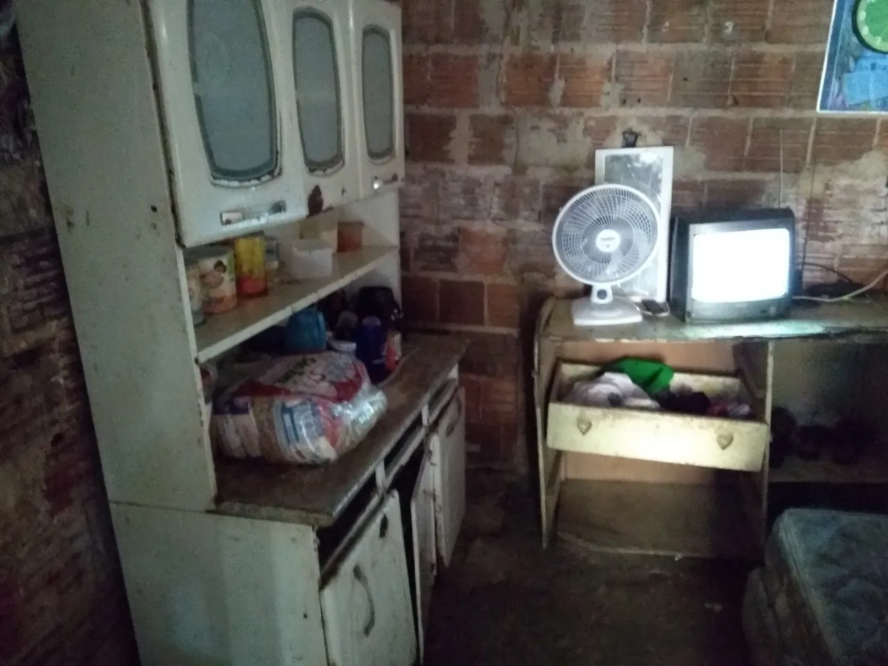 Sandra vive em um único vão com banheiro compartilhado com outros membros da família também vivendo em locais apertados