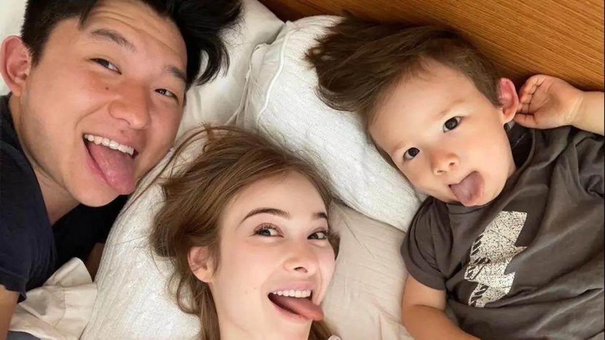 Na foto estão, da esquerda para a direita, Pyong, Sammy e Jake Lee. Eles estão deitados numa cama.