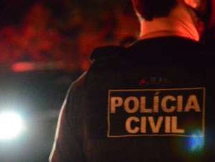 Policia de costas com close na logo da Polícia Civil