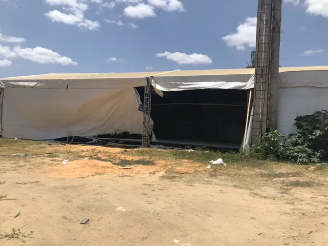Estrutura que ficou no local conta apenas com toldos e fiação elétrica
