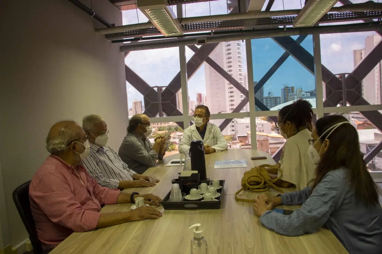 Médicos reunidos no Conselho Regional de Medicina (Cremec).