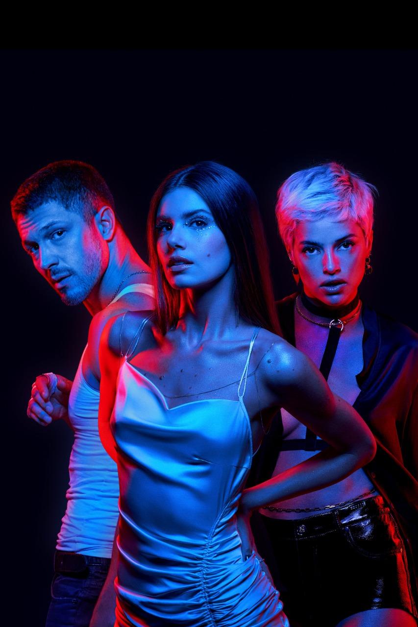 Da esquerda para a direita, os atores Rômulo Estrela, Camila Queiroz e Ágatha Moreira.