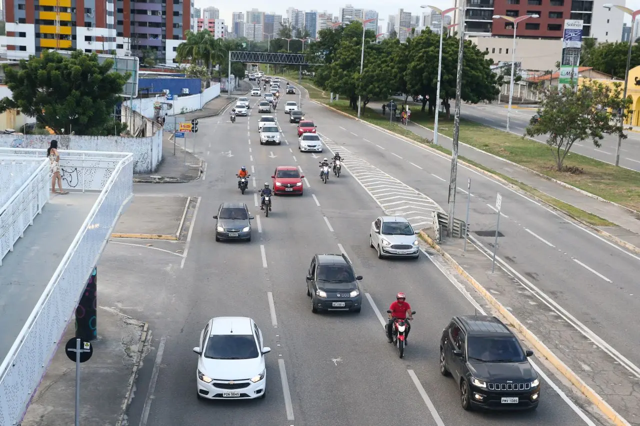 trânsito na avenida washington soares, em fortaleza