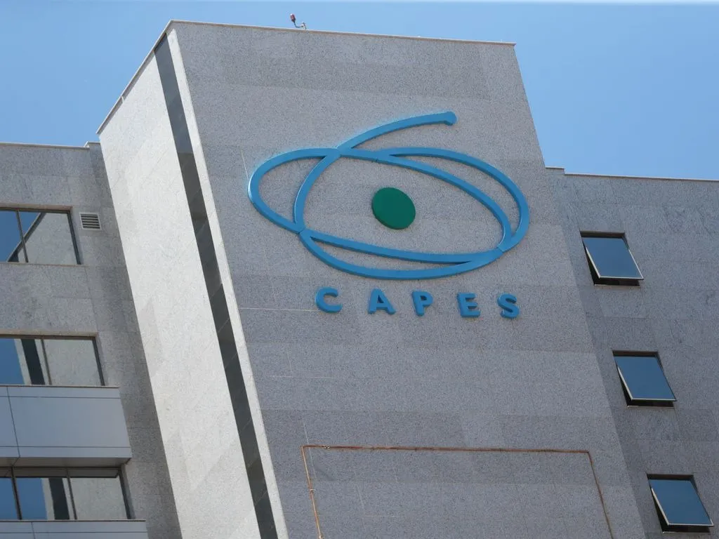 A Coordenação de Aperfeiçoamento de Pessoal de Nível Superior (Capes) está com déficit de R$ 124 milhões para quitar as bolsas de formação docente até o fim do ano