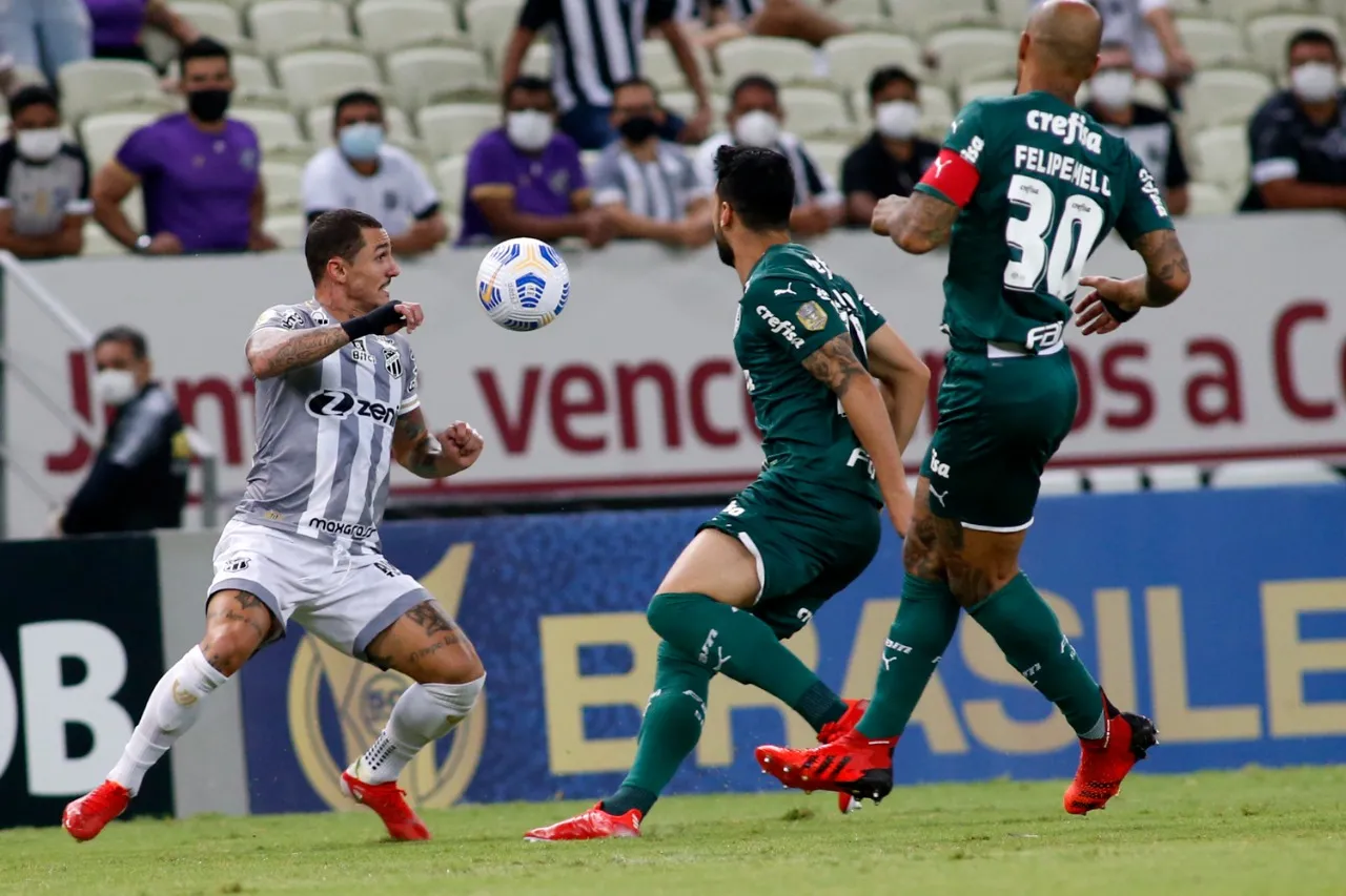 O meia Vina está suspenso ao receber o 3º cartão amarelo diante do Palmeiras
