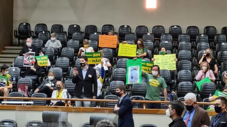 Manifestantes em sessão plenária na Câmara de Vereadores de Porto Alegre