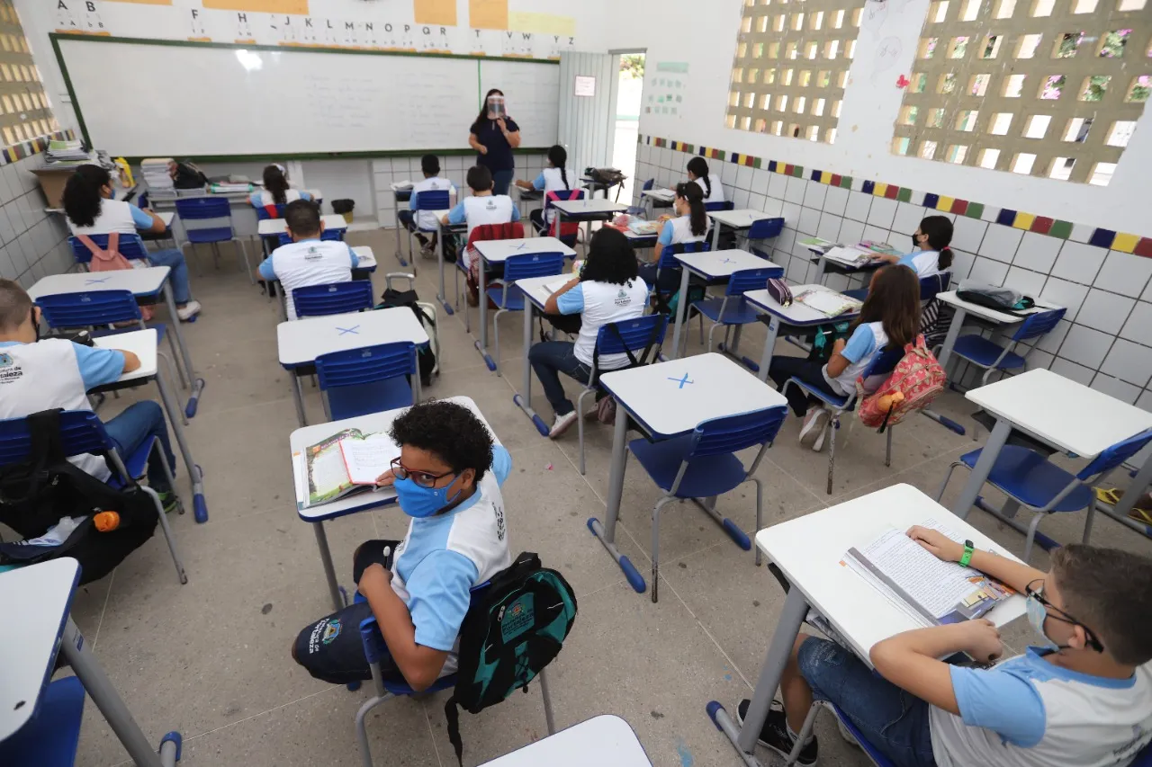 Sala de aula em Fortaleza mantendo distanciamento entre carteiras.