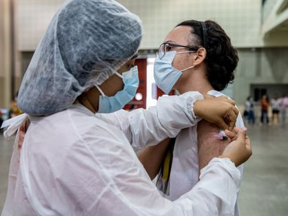 Jovem sendo vacinado contra a Covid-19 no Centro de Eventos do Ceará