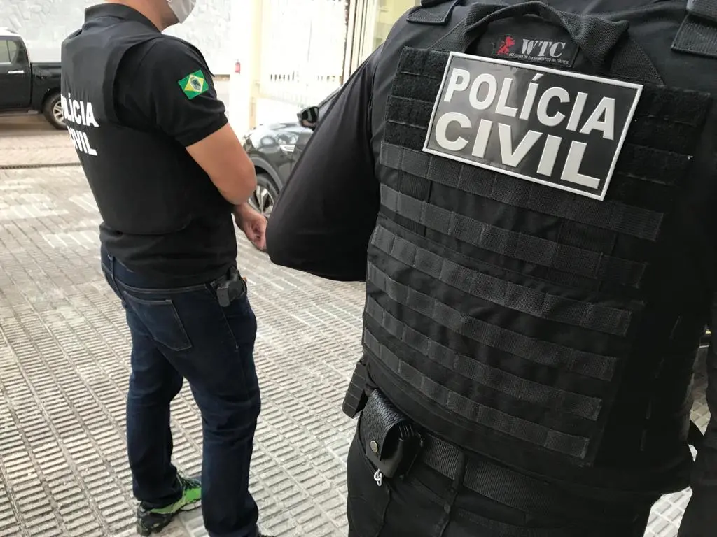 policiais civis de costas