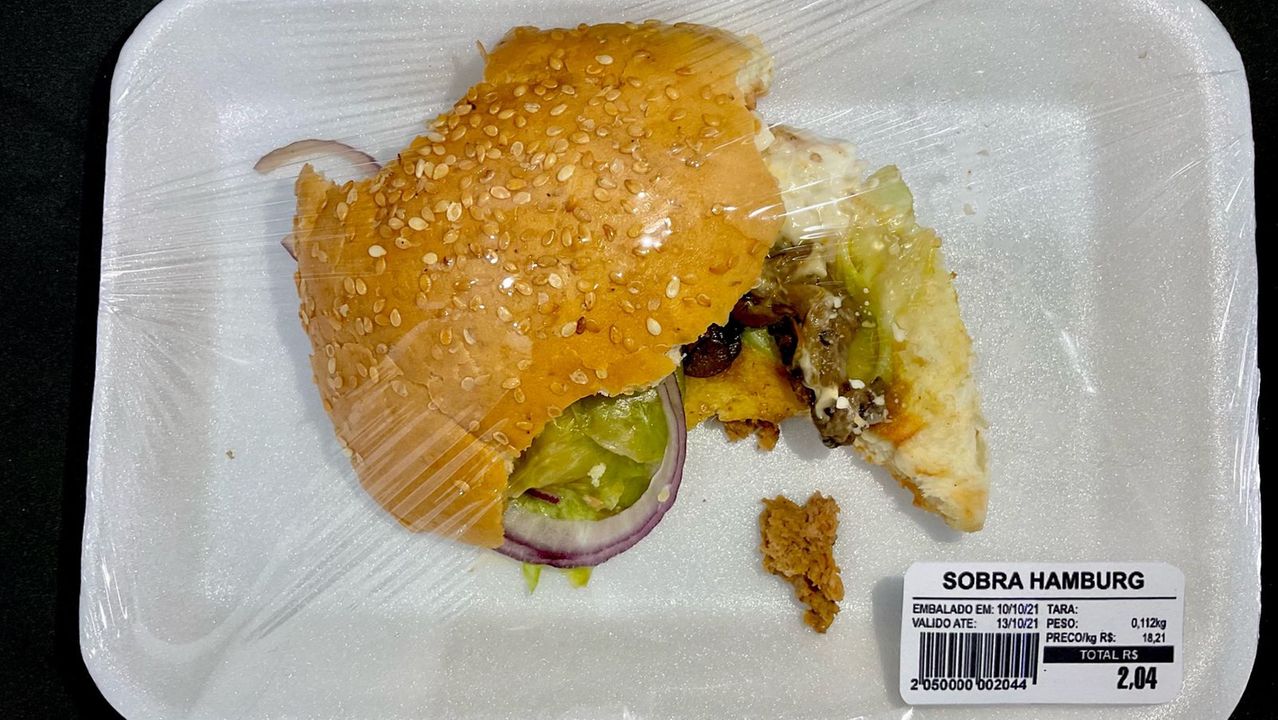 Foto de um hambúrguer em uma bandeja