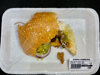 Foto de um hambúrguer em uma bandeja