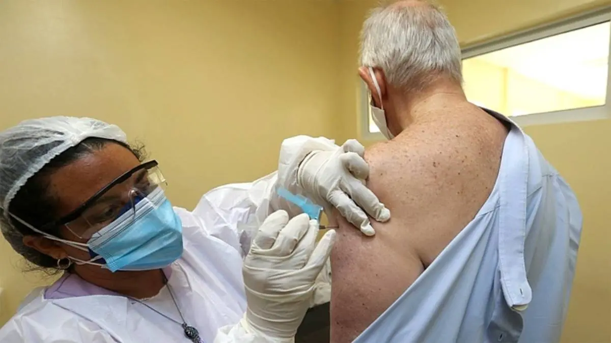 Idoso sendo vacinado