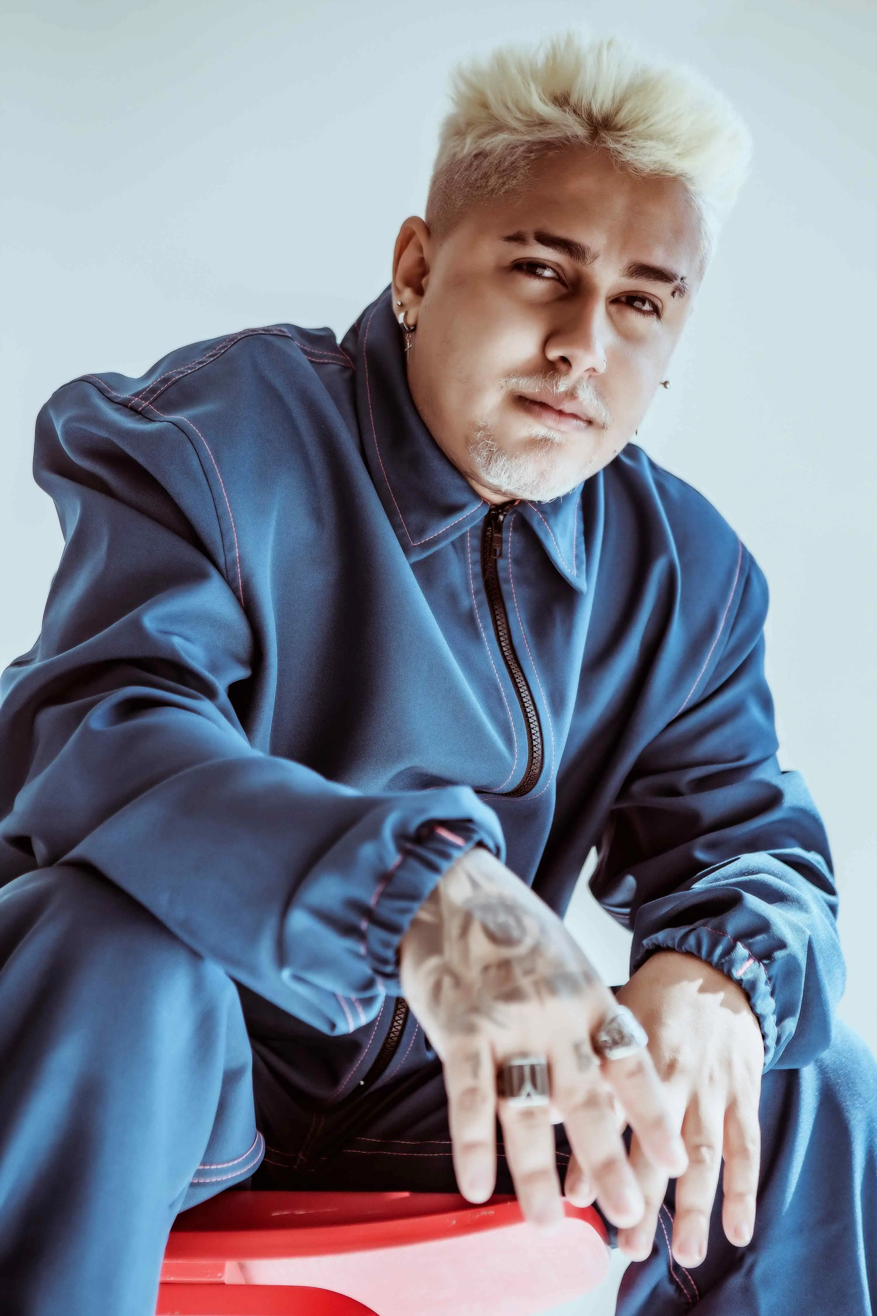 Contato com a música veio aos 18 anos, quando conheceu o funk, o rap e claro, os duelos em um shopping de Juazeiro do Norte