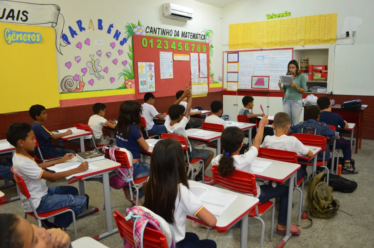 A seleção pública de profissionais, a política formação continuada de professores e as políticas de valorização do magistério estão entre os pilares apontados para os índices de educação alcançados em Sobral (imagem feita antes da pandemia)