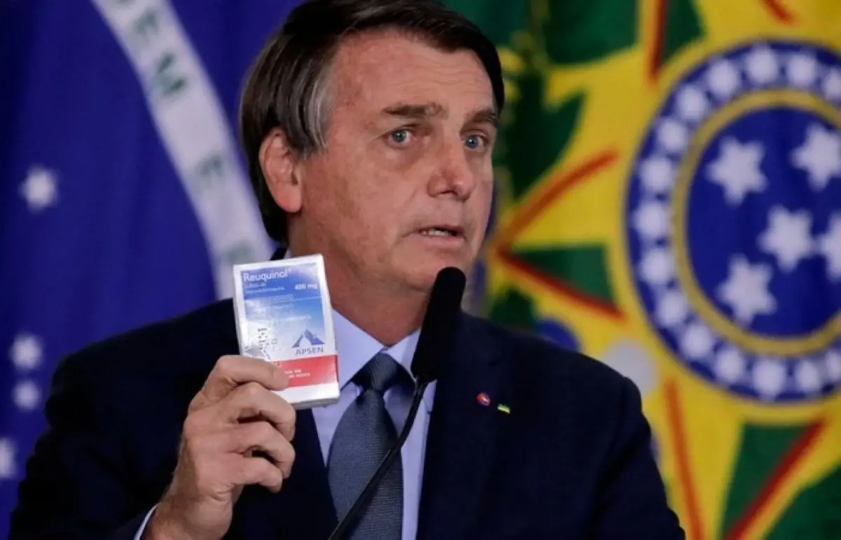 Bolsonaro segurando caixa de hidroxicloroquina