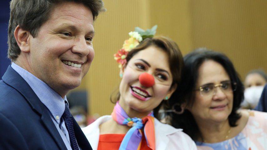 Mario Frias, Michelle Bolsonaro vestida de palhaça e Damares Alves