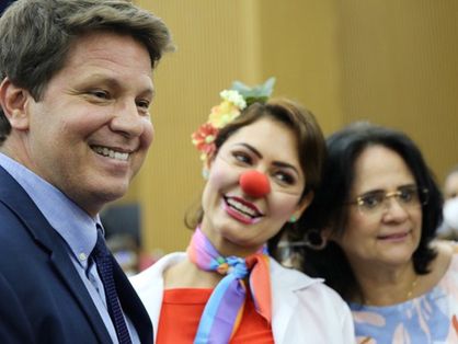 Mario Frias, Michelle Bolsonaro vestida de palhaça e Damares Alves
