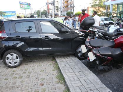Motorista colide com veículos estacionados e atinge pelo menos sete motos e dois carros na Aldeota