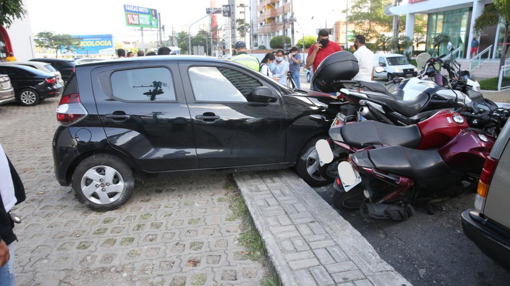 Motorista colide com veículos estacionados e atinge pelo menos sete motos e dois carros na Aldeota