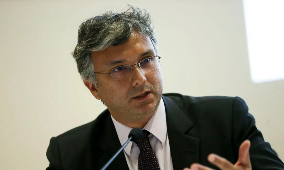 Colnago fala ao microfone