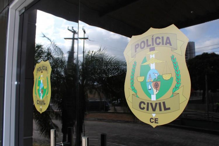 Porta de unidade da Polícia Civil adesivada