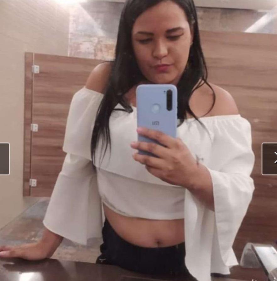 Débora Íris segurando fazendo selfie em um banheiro