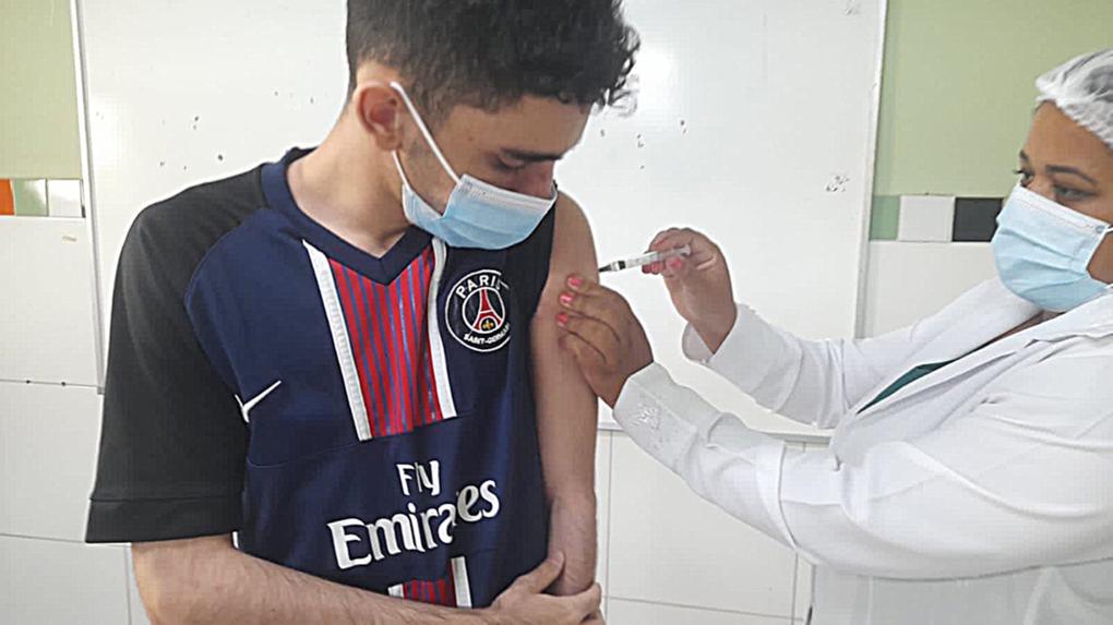 Adolescente tomando a vacina contra a Covid-19 em Fortaleza, no Ceará