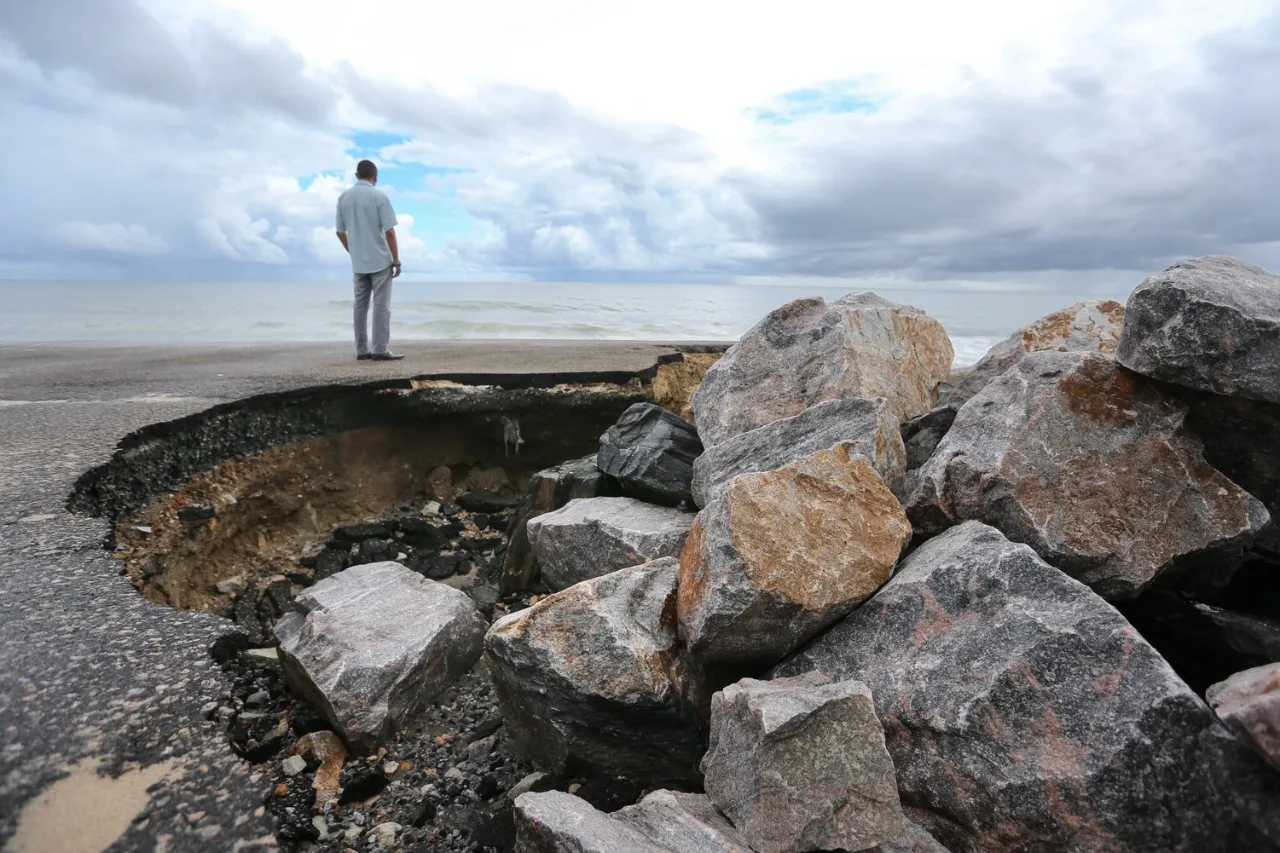40 km de praias em Fortaleza e em Caucaia sofreram processos erosivos após a instalação do Porto do Mucuripe, conforme o estudo da Uece