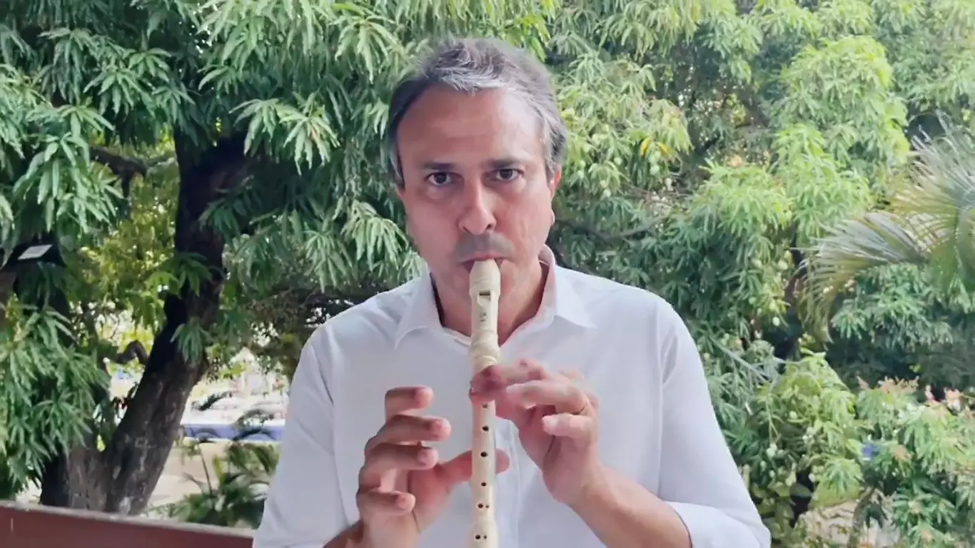 Camilo Santana tocando flauta