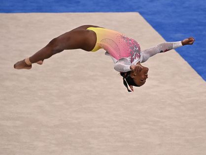 Rebeca Andrade durante salto nos Jogos de Tóquio