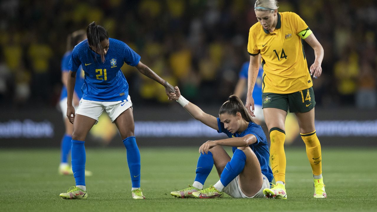 Jogadoras de Brasil e Austrália em campo em amistoso do futebol feminino