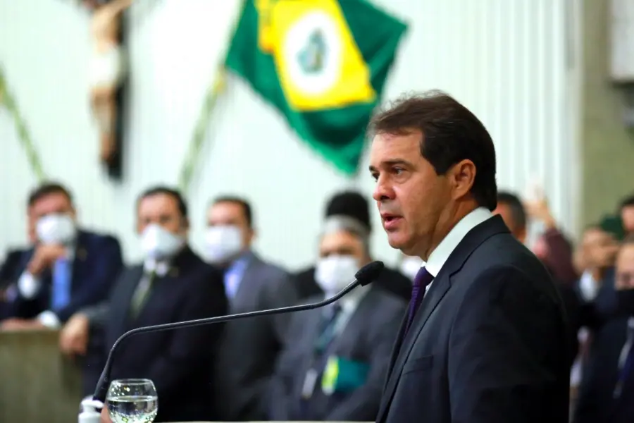 Evandro Leitão na tribuna da AL