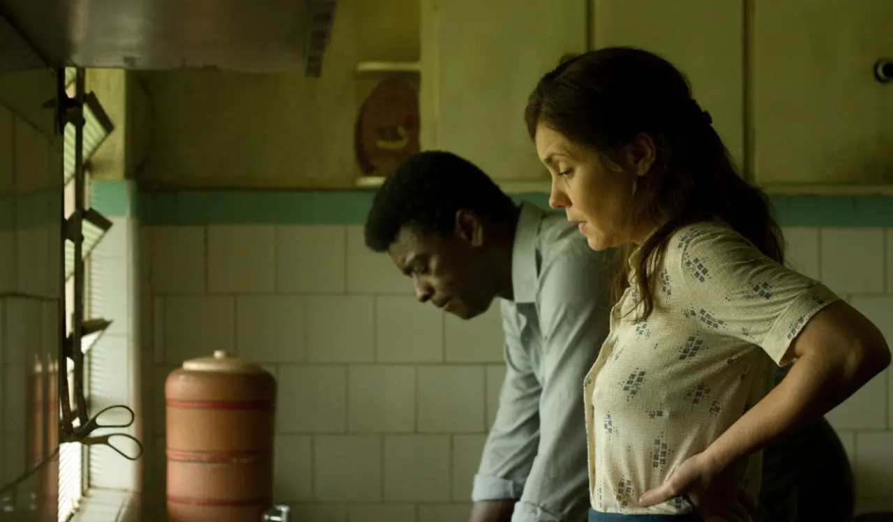 Seu Jorge e Adriana Esteves em cena de 'Marighella'.