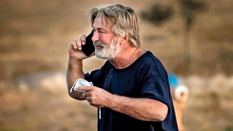 O ator Alec Baldwin ao telefone, no momento em que descobre que a diretora de fotografia Halyna Hutchins morreu.