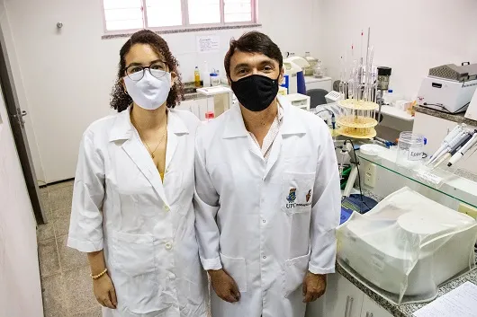 Pesquisadora Erika Luz e o professor Rodrigo Vieira, orientador da pesquisa
