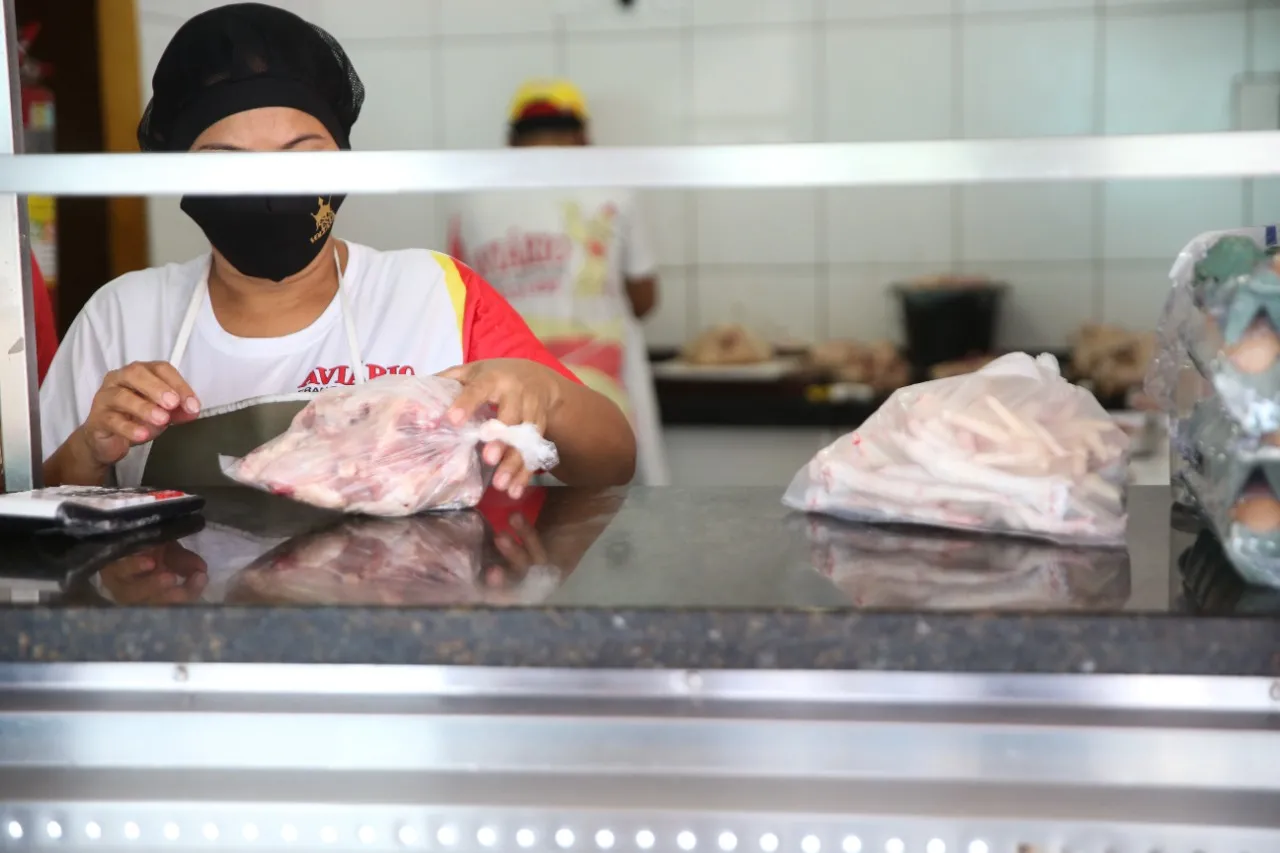 Consumidores chegam a encomendar pés de galinha no dia anterior para garantir o produto.