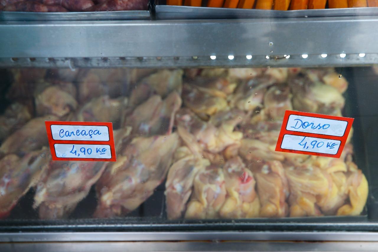 Estabelecimentos vendem carcaça, dorso, pés, asas e pescoços de frango como alternativa de produto mais barato.