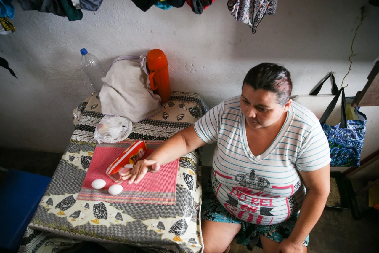 Penha e a família têm se alimentado quase exclusivamente de ovos e embutidos nos últimos oito meses.