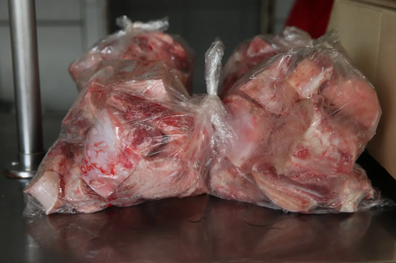 Com avanço da pobreza, cresce demanda por ossadas em frigoríficos.