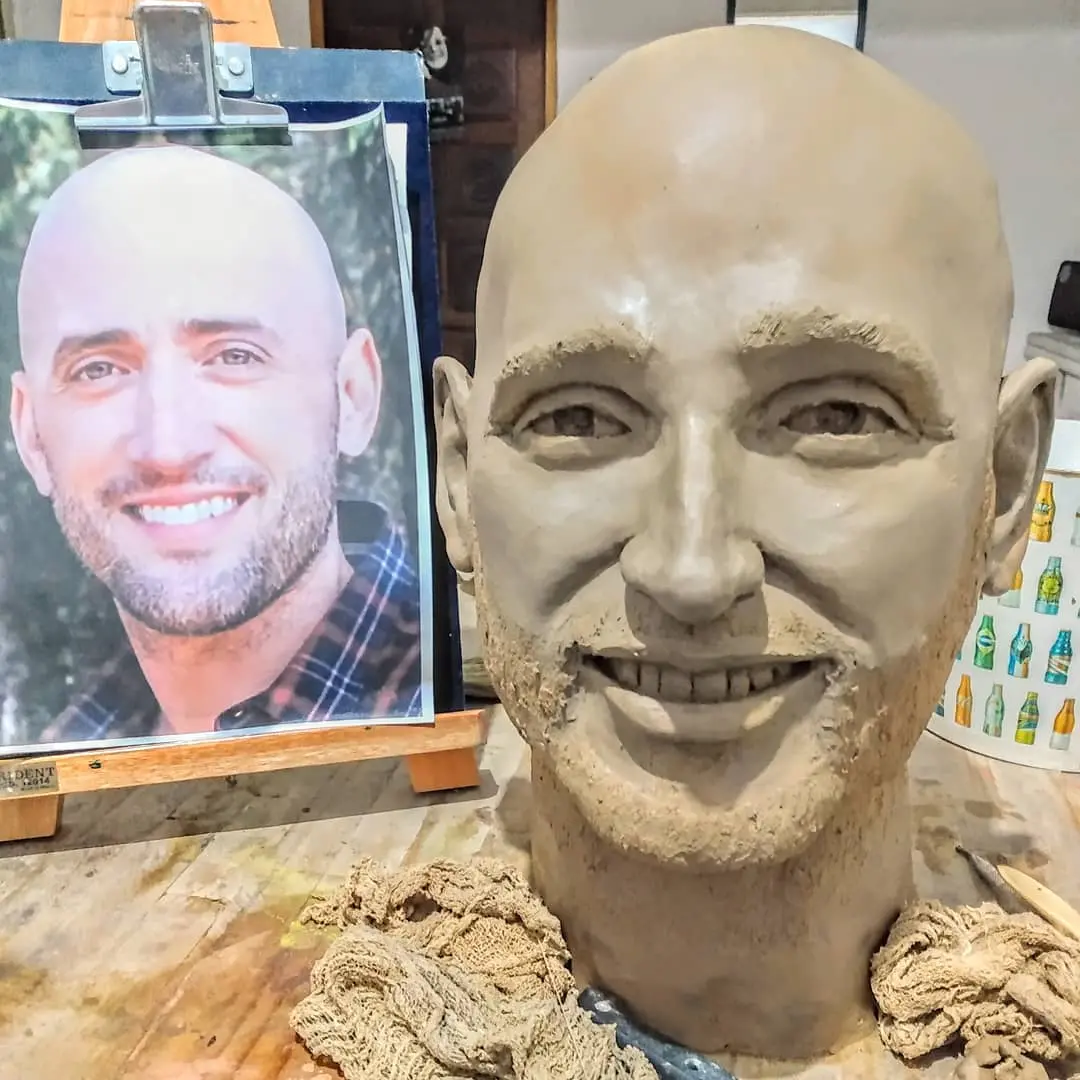 Esboço de rosto de Paulo Gustavo divulgado por artista plástica