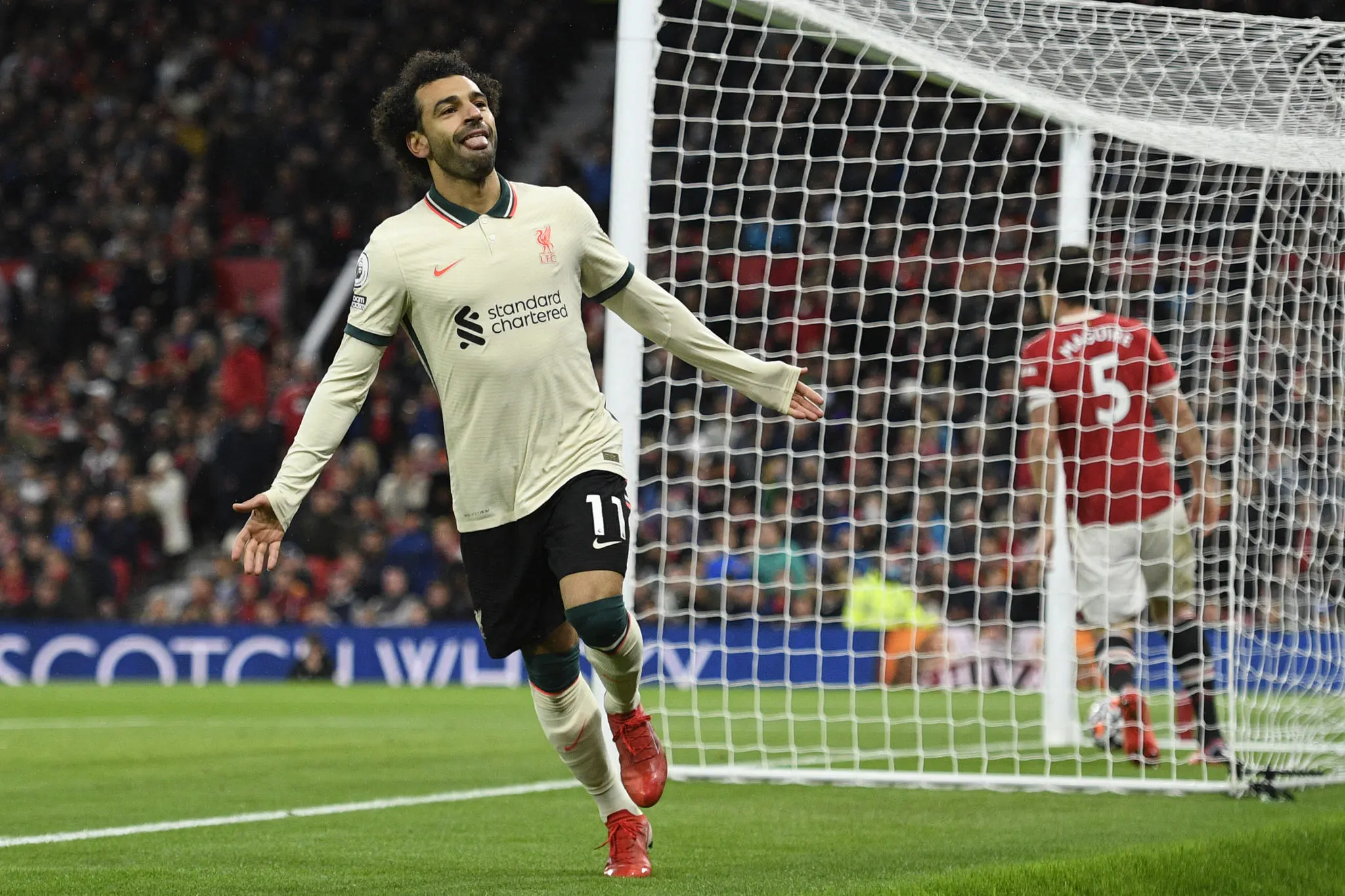 Salah comemora gols contra o Manchester United