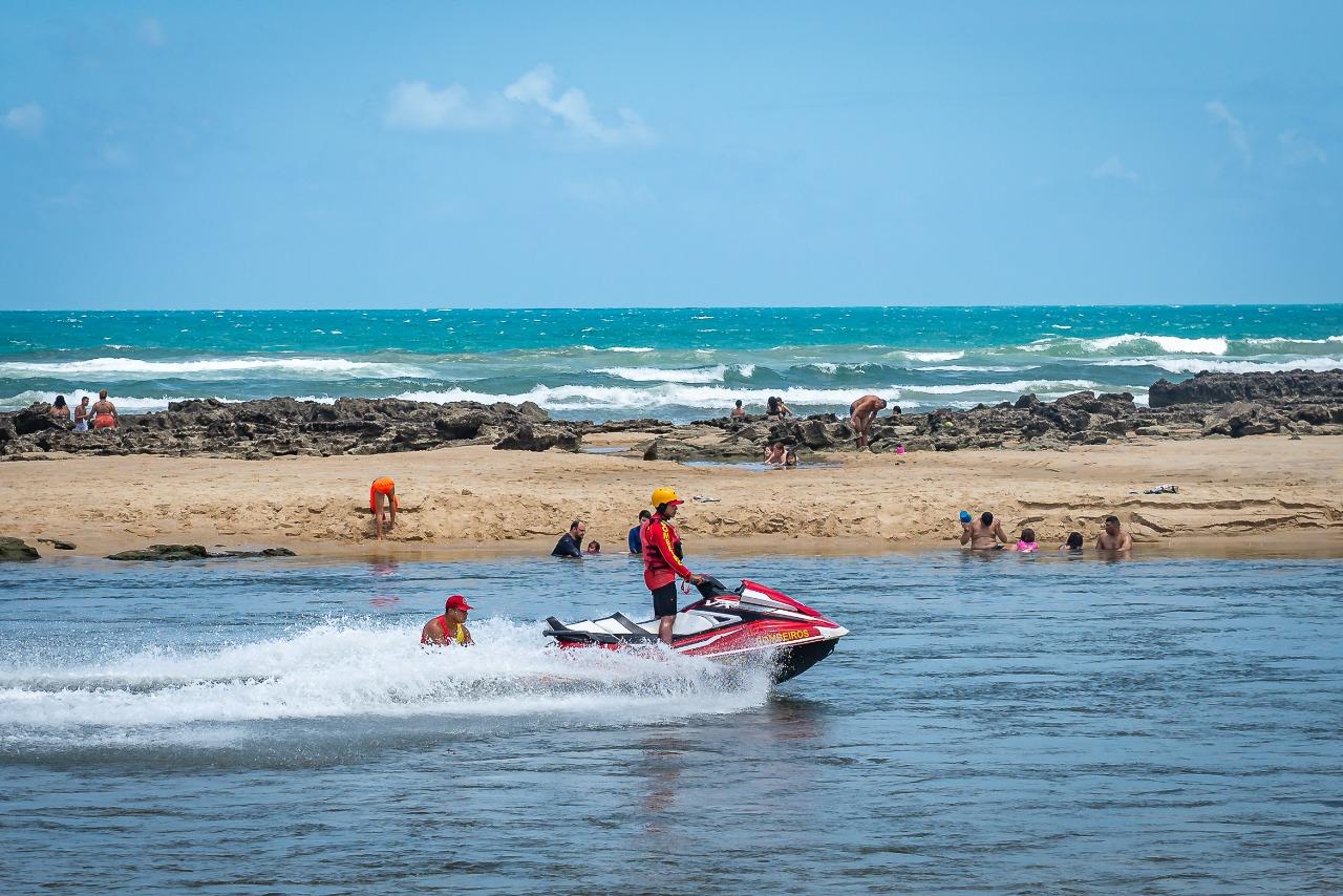 Bombeiro no jet ski monitorando banhistas