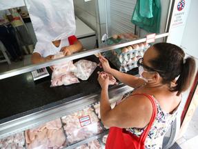 Ossadas, miúdos e carnes de segunda têm sido a aposta de frigoríficos para manter as vendas durante a crise nas periferias de Fortaleza