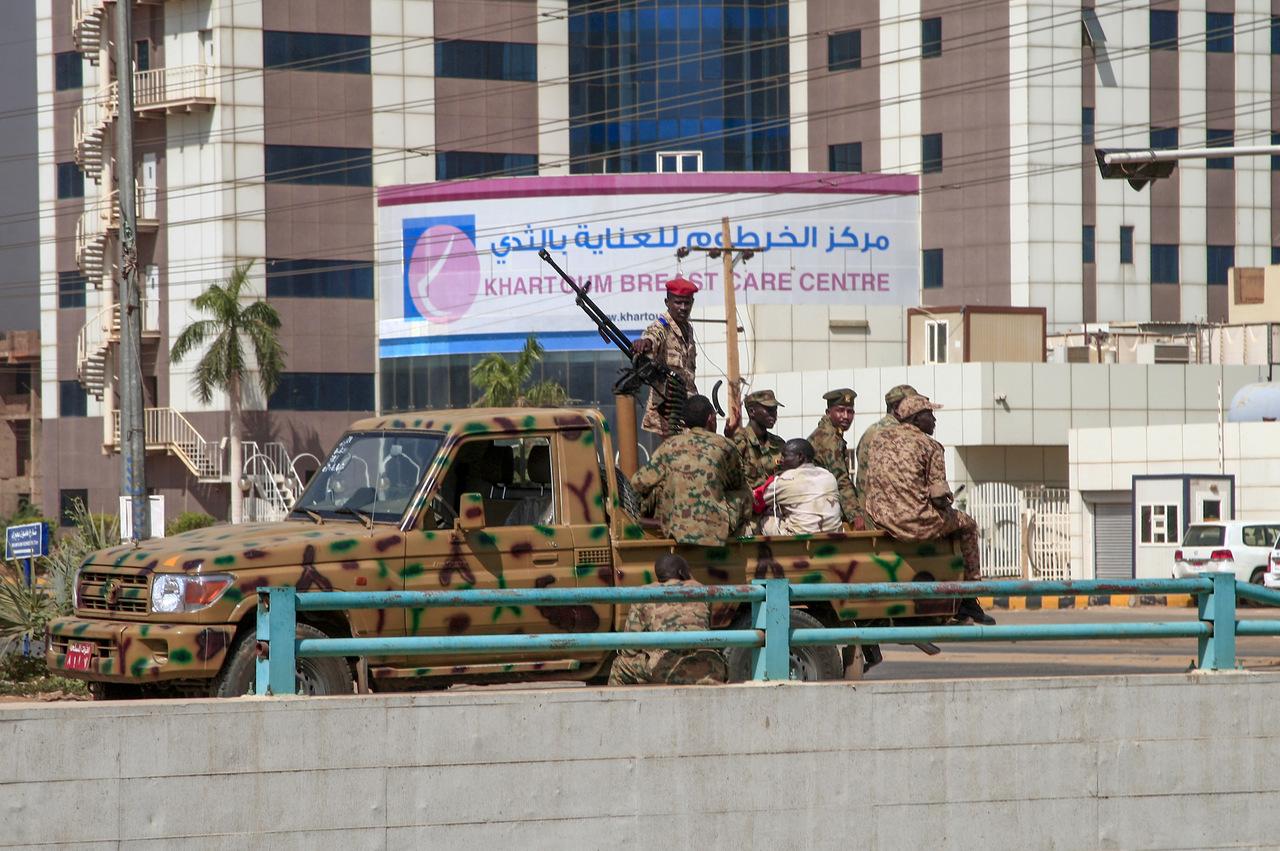 Forças de segurança sudanesas destacam-se na capital Cartum, em 25 de outubro de 2021, após detenções noturnas pelo exército de membros do governo sudanês