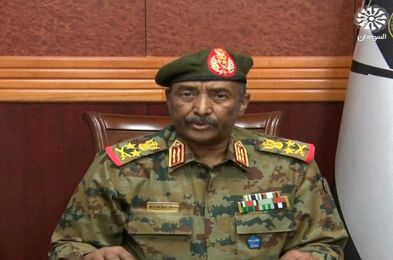 Esta captura, tirada do Sudão, mostra o general do exército Abdel Fattah al-Burhan se dirigindo ao povo sudanês em 25 de outubro de 2021.