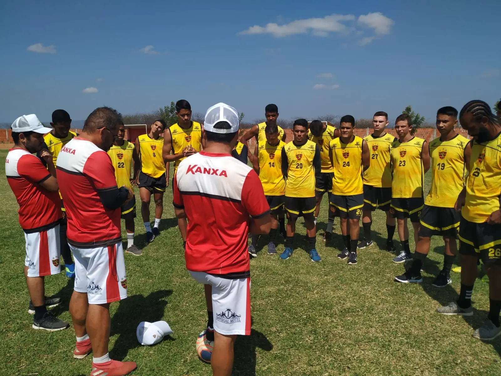 Elenco do Guarani se reúne com comissão técnica para conversa