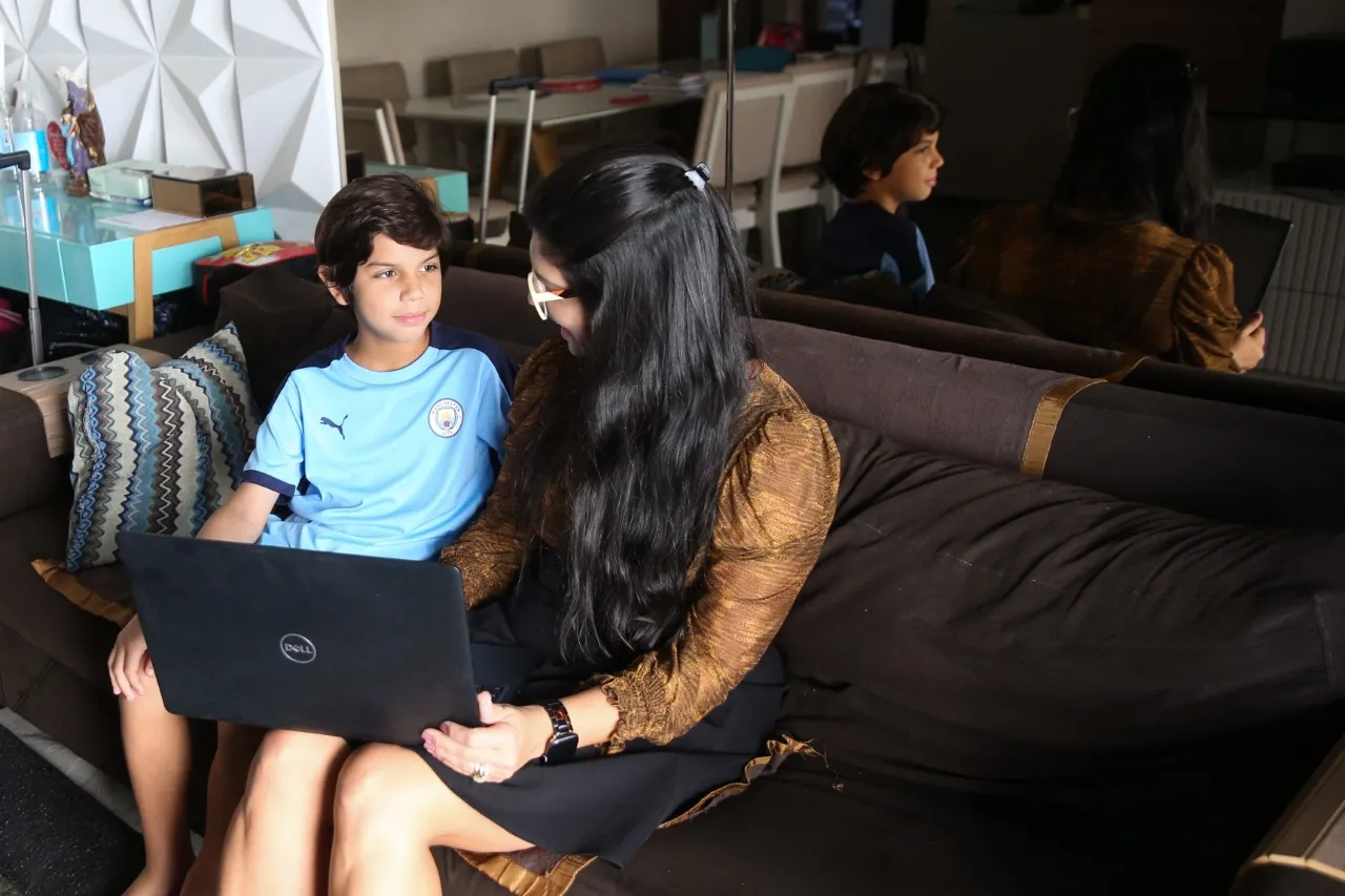 Ana Karina pontua que a maternidade em sua vida será sempre uma prioridade e que ensina aos filhos sobre a importância da igualdade de gênero pelo exemplo