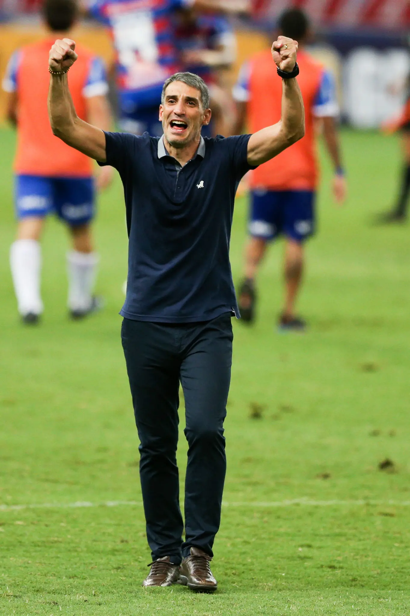 Vojvoda com os braços levantados em comemoração