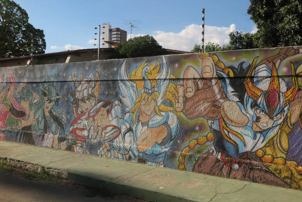 A pintura foi feita em um estabelecimento que presta serviços educacionais no período pós-escolar