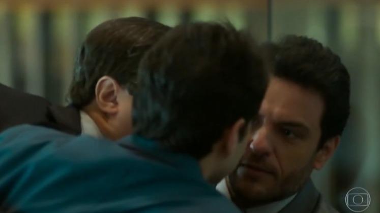 A imagem mostra a cena em que Alex (Rodrigo Lombardi) é esfaqueado por Edgard (Pedro Gabriel Tonini).